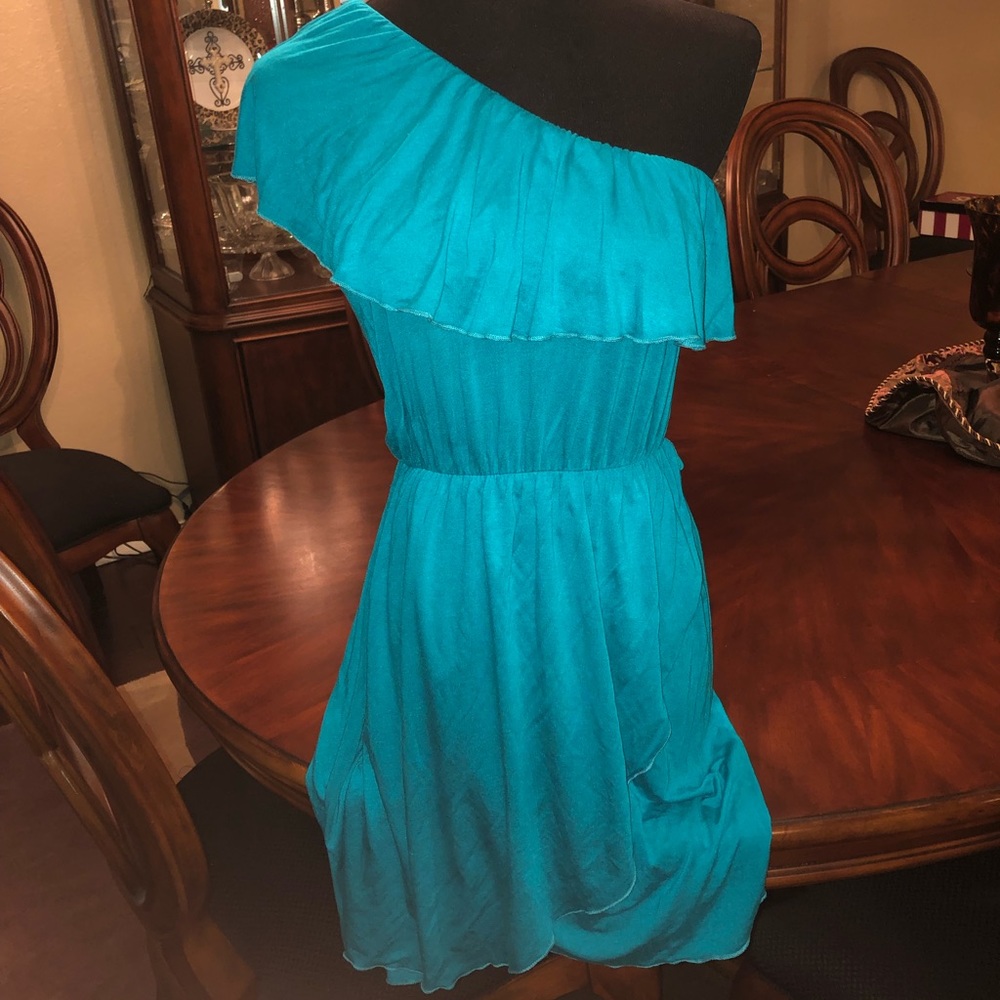Flattering dress in this beautiful turquoise color